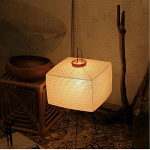 Lampadaire japonais trépied papier de riz dans un intérieur bohème