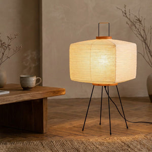 Lampadaire japonais wabi sabi sur trépied dans un salon au style japonais la nuit