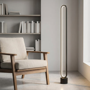 Lampadaire LED design épuré espace lecture fauteuil bois