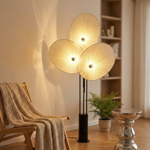 Lampadaire LED design floral à 3 sources lumineuses allumé dans un salon moderne