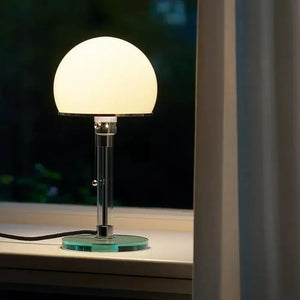 Lampe de table en verre dépoli style Bauhaus vue de nuit