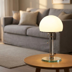 Lampe de table Bauhaus sur une table basse dans un salon cocooning