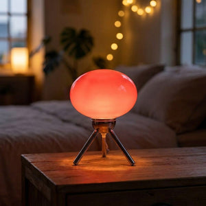 Lampe de chevet champignon en verre rouge de style Bauhaus posée sur une table de nuit
