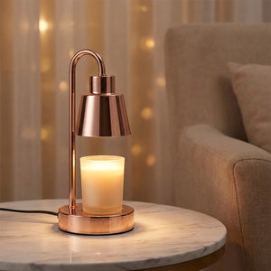 Lampe chauffe-bougie dorée sur une table de salon avec bougie parfumée