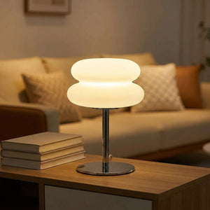 Lampe de chevet galet allumée sur un meuble console dans un salon cosy
