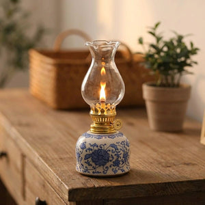 Lampe à huile vintage céramique sur une console en bois près d'une plante
