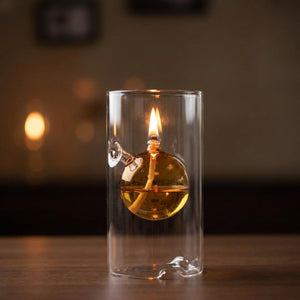 Lampe à huile ouragan couleur dorée avec flamme allumée