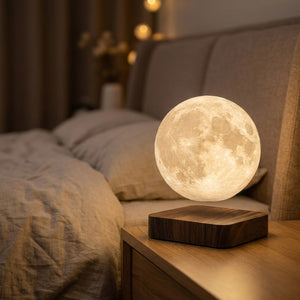 Lampe lune flottante allumée sur une table de chevet