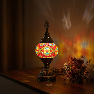 Lampe de table mosaïque coloris rouge allumée