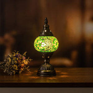 Lampe de table mosaïque coloris vert allumée