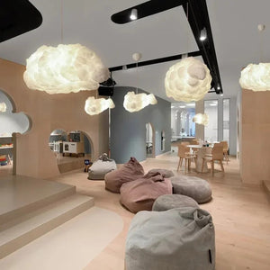 Plusieurs lampes nuage suspendues dans une salle de jeux enfants moderne