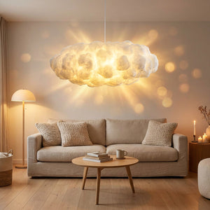 Lampe nuage suspendue LED illuminant un salon cosy scandinave ambiance chaleureuse