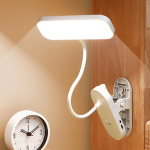 Lampe à pince LED blanche fixée sur une étagère en bois éclairage blanc chaud