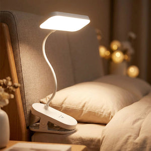 Lampe à pince LED fixée sur une tête de lit pour la lecture nocturne