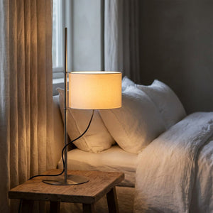 Lampe à poser japandi sur table de chevet avec déco minimaliste chambre