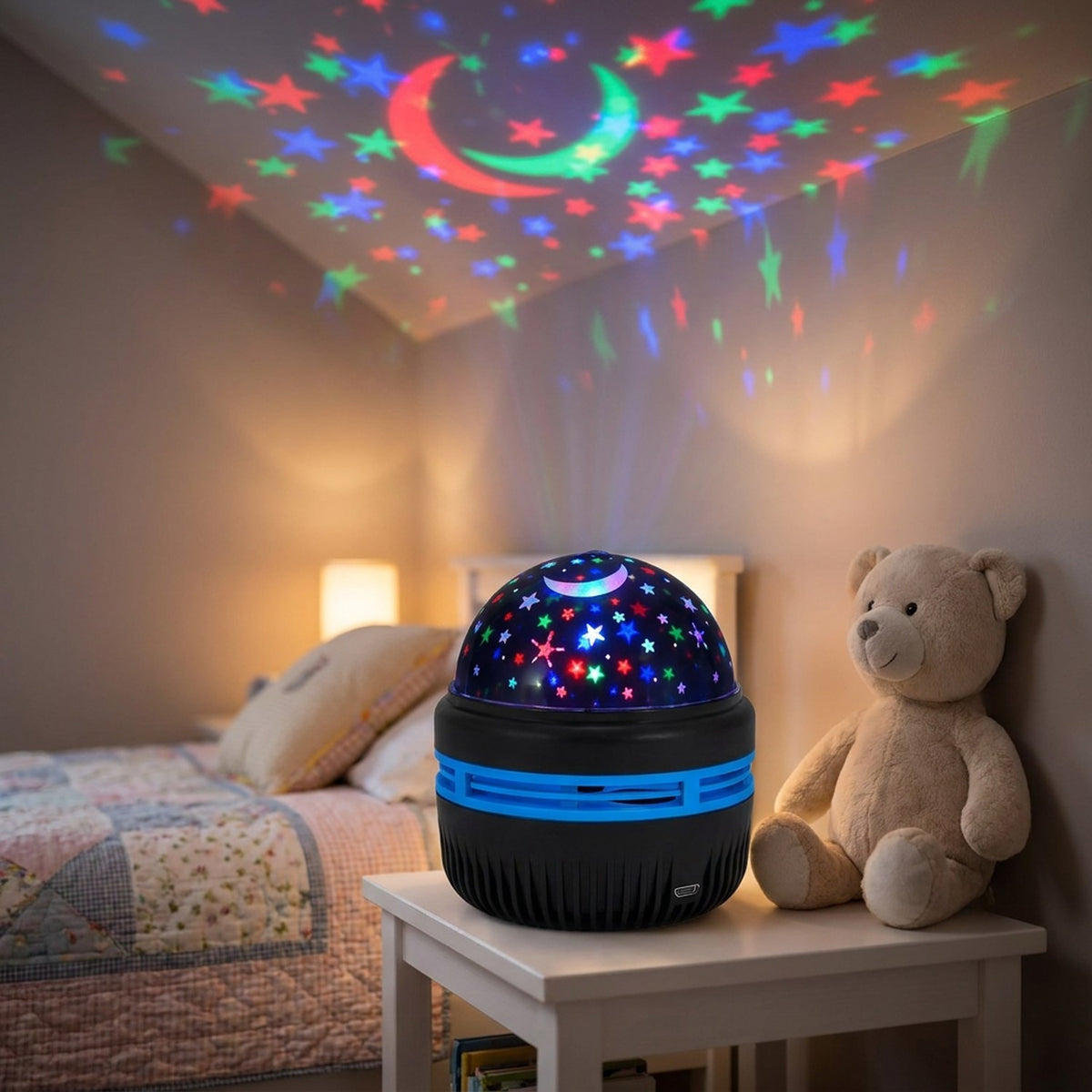 Lampe projecteur étoilé sur une étagère blanche dans une chambre d'enfant avec peluche