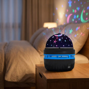 Lampe ronde projetant un ciel étoilé bleu et une galaxie sur les murs d'une chambre sombre