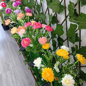 Rangee de lampes solaires a fleurs multicolores le long d un mur vegetal