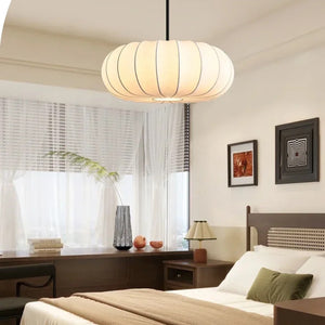 Lampe suspension japonaise au-dessus d'un lit dans une chambre