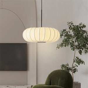 Lampe suspension japonaise soie blanche dans un salon contemporain
