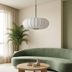 Lampe suspension japonaise soie blanche dans un salon avec canapé vert