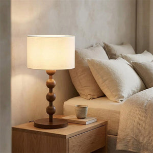 Lampe de table boulier bois sur table de nuit dans une chambre japandi