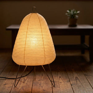 Lampe de table conique en papier de riz style Noguchi, tripode métal, lumière chaude