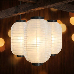 Lanternes japonaises suspendues en ambiance chaleureuse intérieure