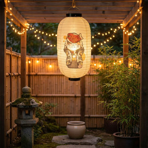 Lanterne japonaise suspendue dans un jardin japonais au crépuscule avec guirlandes lumineuses