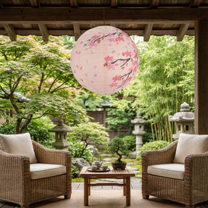 Lanterne japonaise en papier sakura suspendue sur une terrasse avec jardin japonais
