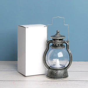 Lanterne LED rétro argentée présentée avec son emballage cadeau