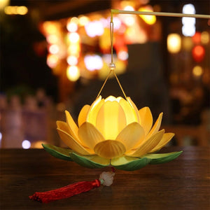Lanterne fleur de lotus LED jaune allumée avec lueur dorée