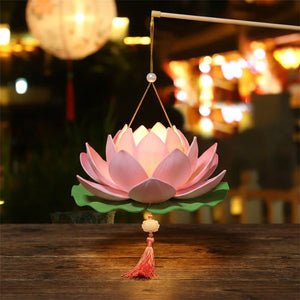 Lanterne fleur de lotus LED rose allumée avec lueur dorée