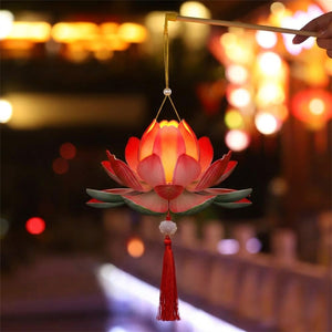 Lanterne fleur de lotus LED rouge allumée suspendue à un bâton lors d'une fête traditionnelle