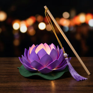 Lanterne fleur de lotus LED violette allumée avec lueur dorée