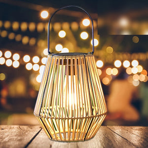 Lanterne géométrique style rotin posée sur une table en bois avec lumière chaude et bokeh lumineux