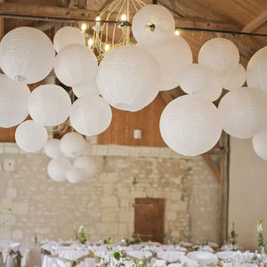 Lanternes papier blanc grange mariage rustique chic plafond