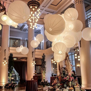 Lanternes papier blanc hall hôtel décoration événementielle luxe