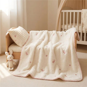 Couverture bébé flanelle crème à petits lapins roses brodés