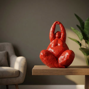 Statue de femme ronde rouge laqué sur une étagère dans un salon contemporain