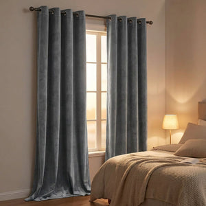 Rideau velours gris dans une chambre chaleureuse avec lampe de chevet allumée