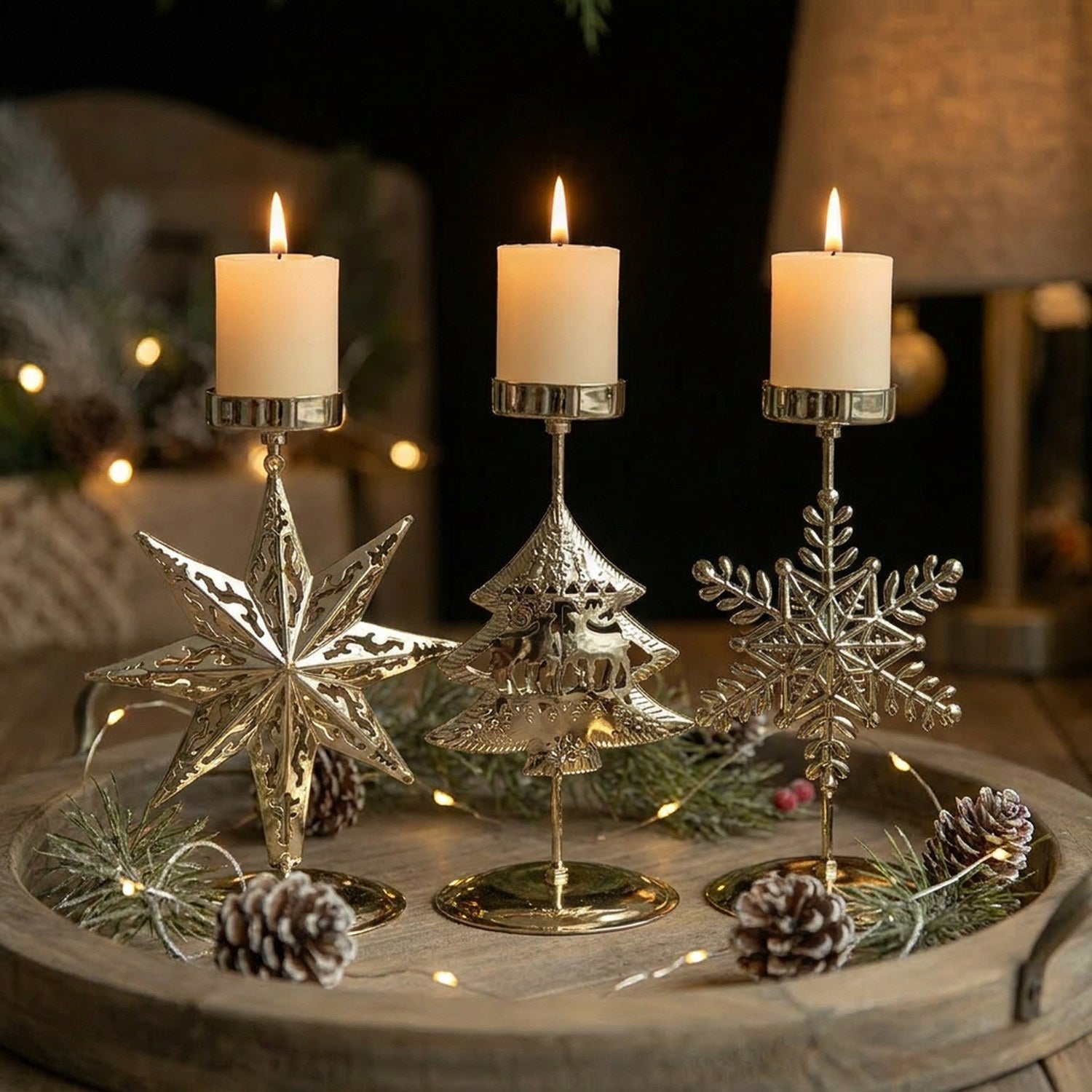Trois chandeliers de Noël dorés étoile sapin et flocon en centre de table festif
