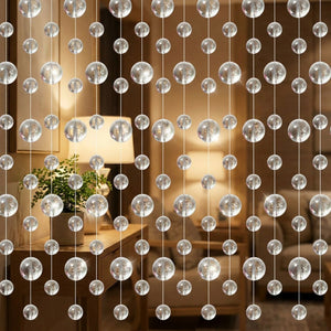 Rideau de perles en cristal décorant un coin de salon près d'une console en bois