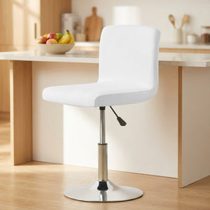 Housse de chaise blanche près d'un îlot de cuisine scandinave