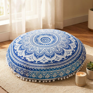 Coussin de sol mandala bleu dans un coin méditation avec bougie et plante
