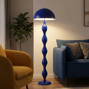 Lampadaire champignon bleu allumé dans un salon moderne avec canapé bleu
