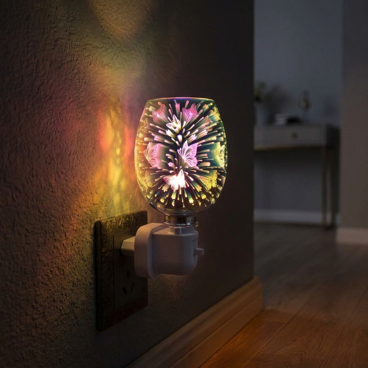 Brûle-parfum électrique lumineux branché dans un couloir sombre le soir