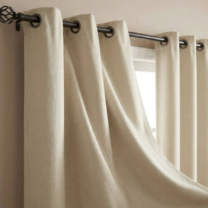 Gros plan sur le tissu et les œillets du rideau occultant beige