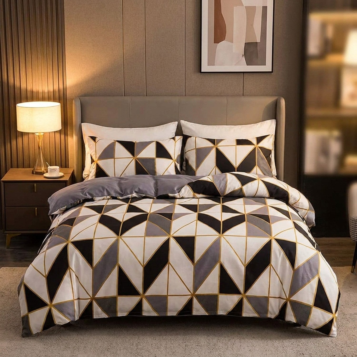 Parure de lit géométrique noire et dorée sur un lit dans une chambre moderne avec lampe de chevet