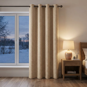 Rideau beige chevron dans une chambre chaleureuse au crépuscule d'hiver